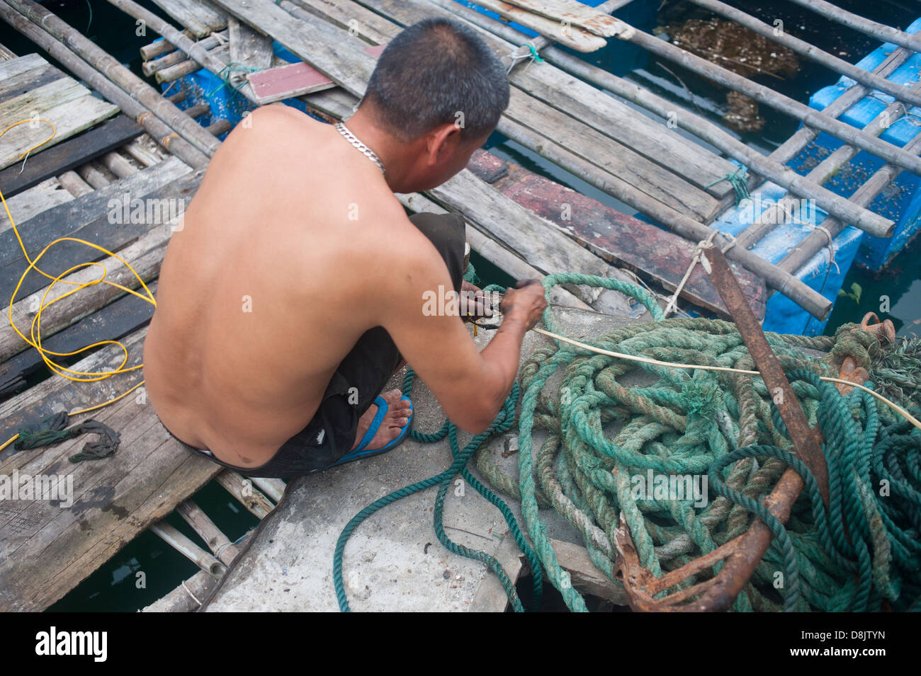 La baie d'Halong, Vietnam - des Vietnamiens vivant sur une maison