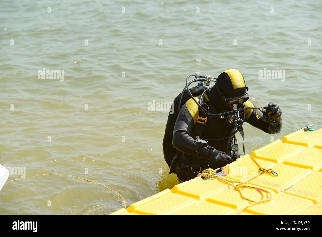 Un plongeur qui sortent de l'eau Banque D'Images