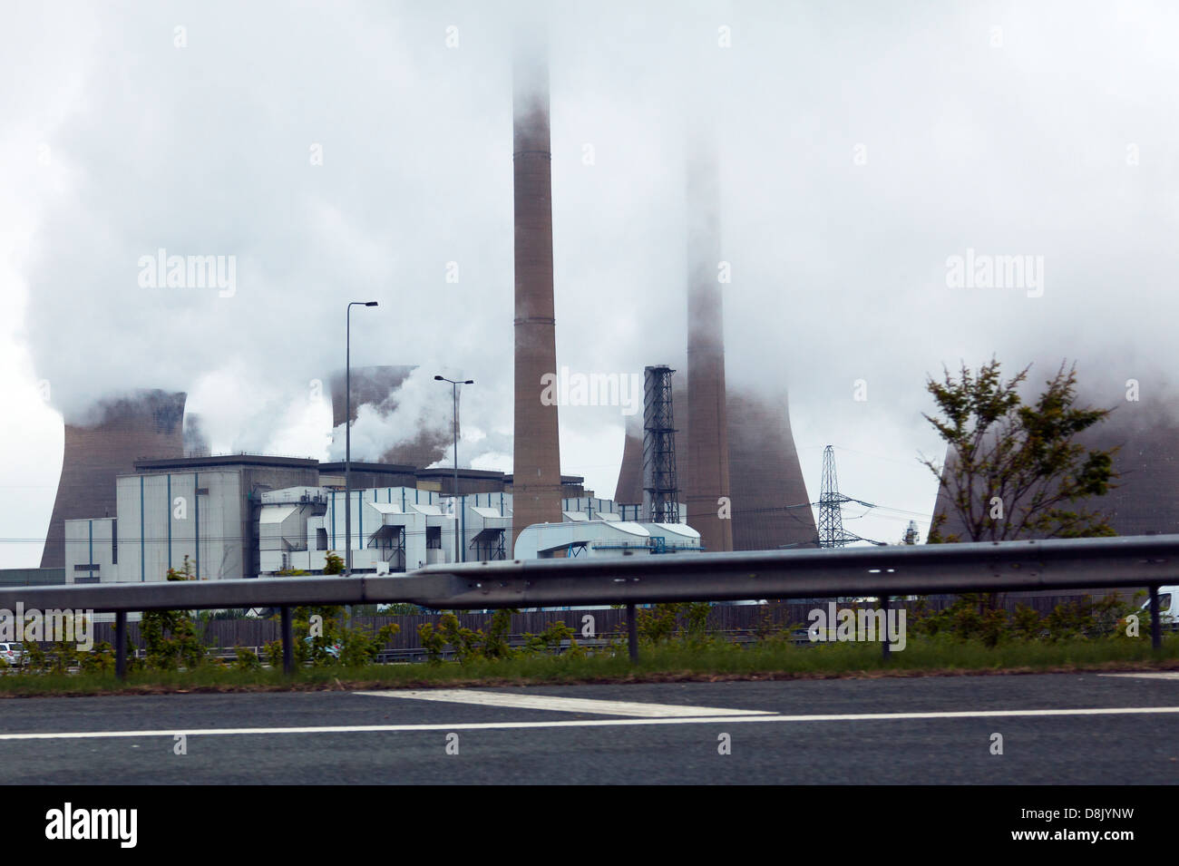 La pollution par les tours de refroidissement à Henrichenburg Shiplift 'C' de l'usine électrique de M62 remplit l'air de fumée Banque D'Images