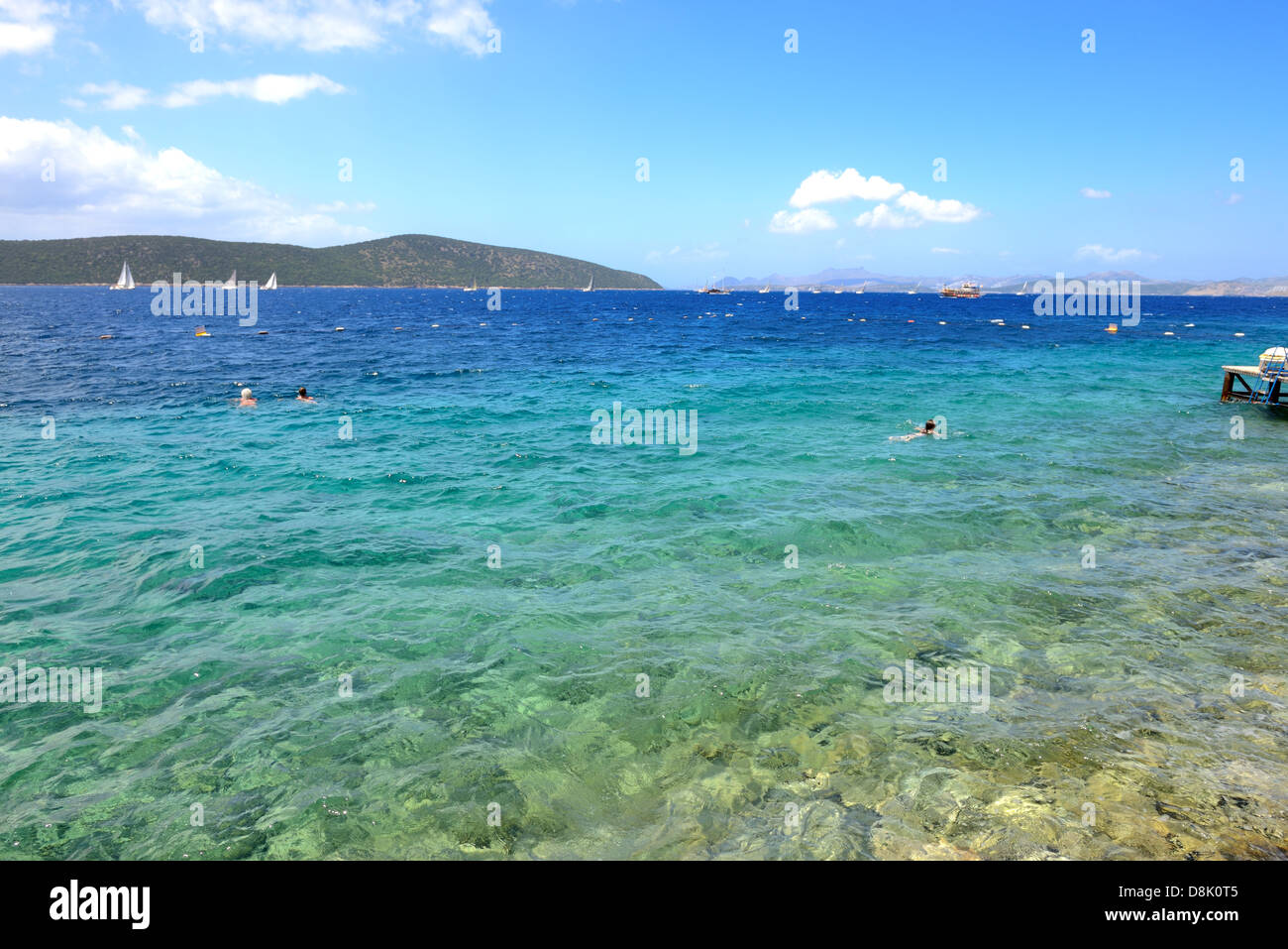 Près de l'eau turquoise de la Méditerranée sur la plage resort turc, Bodrum, Turquie Banque D'Images