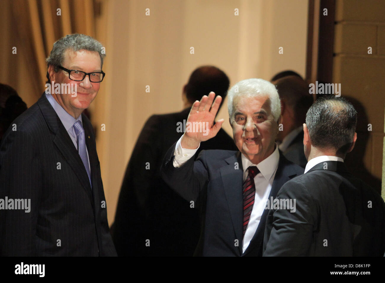 Nicosie, Chypre. 30 mai 2013. Le président Nicos Anastasiades et le dirigeant chypriote turc Dervis Eroglu et conseiller spécial du Secrétaire général de N pour Chypre, Alexander Downer, s'étaient réunis ce soir pour dîner à l'UNFICYP, chef de la Mission des Nations Unies dans le district de zone tampon contrôlée à Nicosie le 30 mai,2013 Credit : Yiannis Kourtoglou/Alamy Live News Banque D'Images