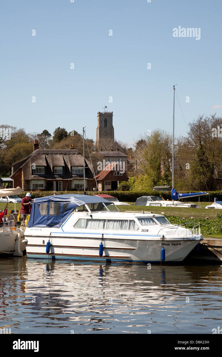 Un bateau amarré sur Malthouse large avec Ranworth Église dans l'arrière-plan, Norfolk Broads, England UK Banque D'Images