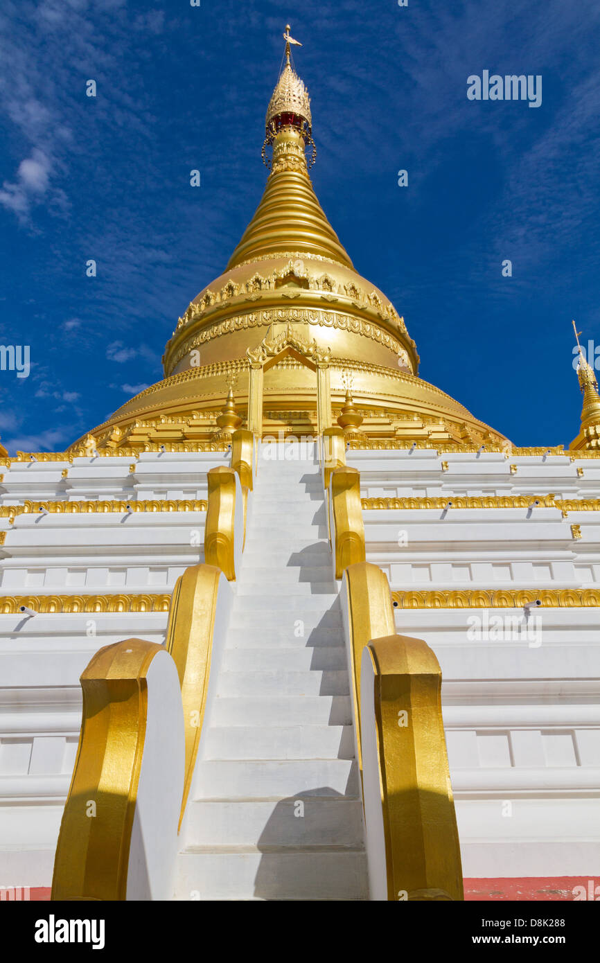 Escaliers de golden et stupa blanc menant temple Rhône-Alpes, France Banque D'Images