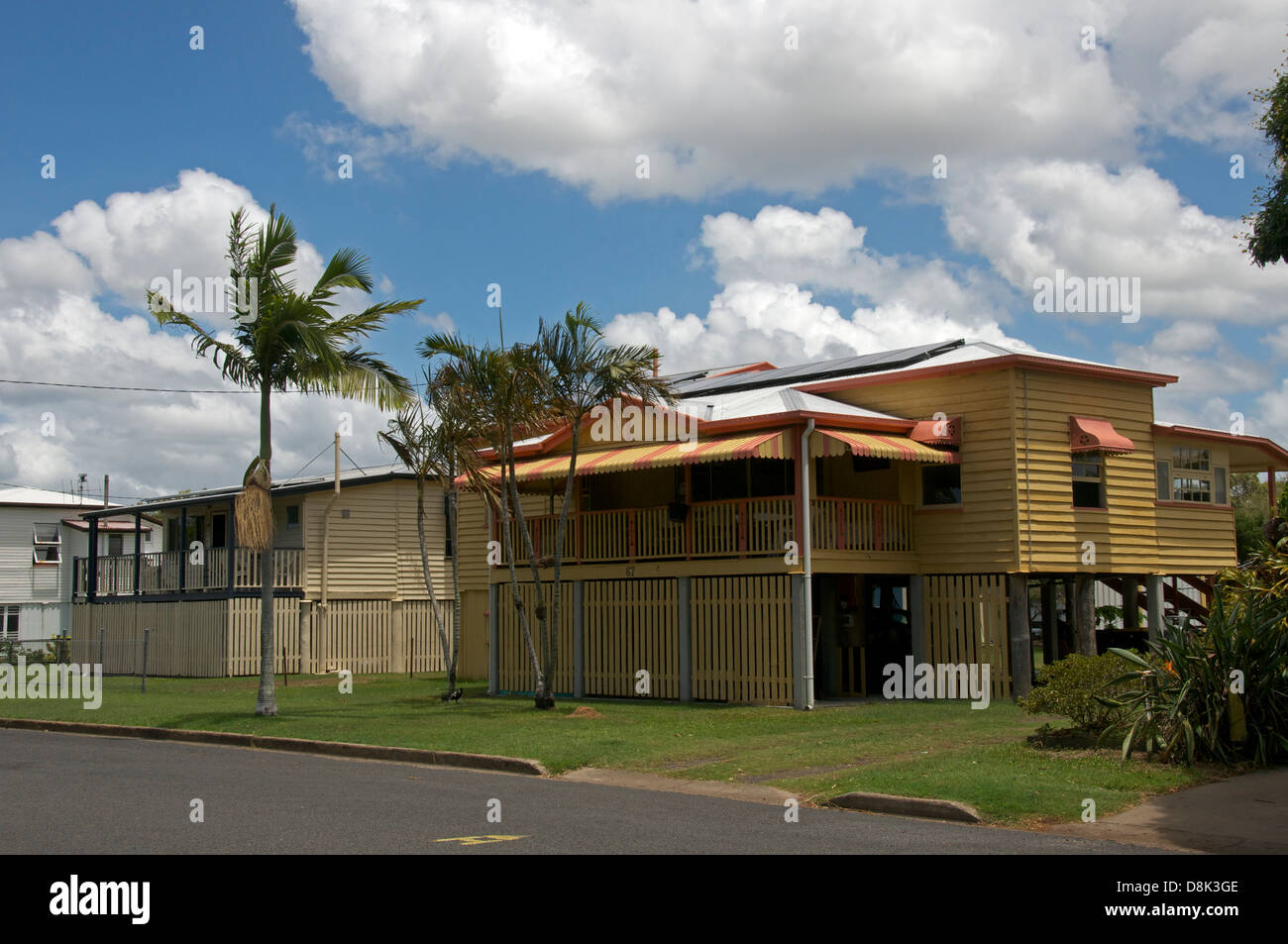 Des maisons sur pilotis typiques pour la prévention contre les inondations Burrum Heads Queensland Australie Banque D'Images