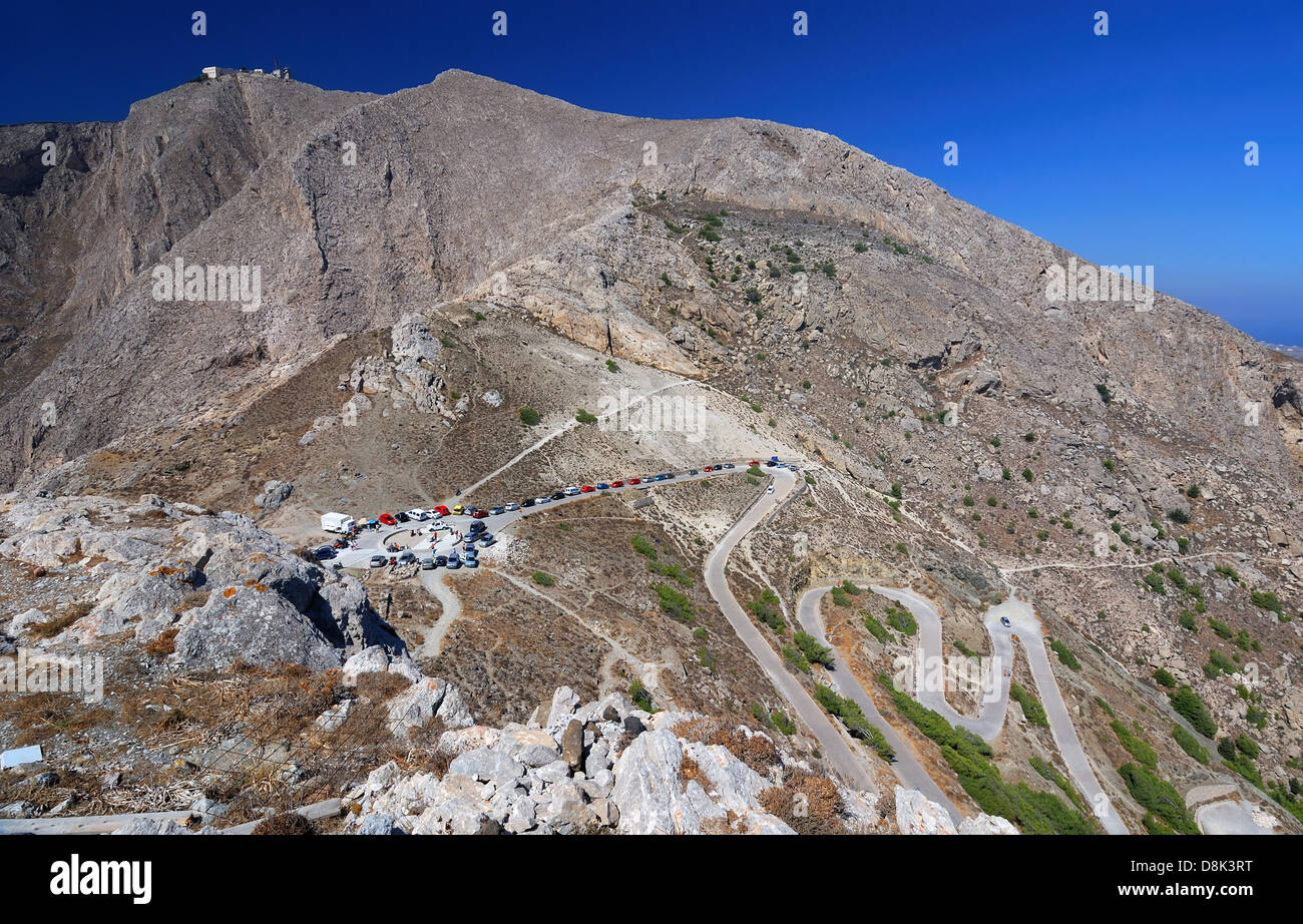 Profitis Elias est la plus haute montagne sur l'île de Santorin, Grèce. Un asplaht village Kamari liaison routière avec l'ancienne Thira. Banque D'Images