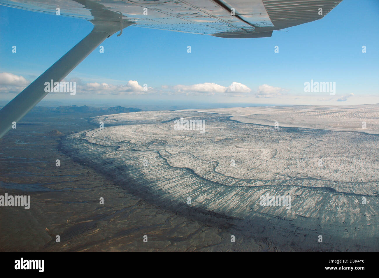 Recul de bord d'un glacier en Islande à partir de prises d'une visite touristique en avion. Les cours d'eau de fonte peut être vu. Banque D'Images