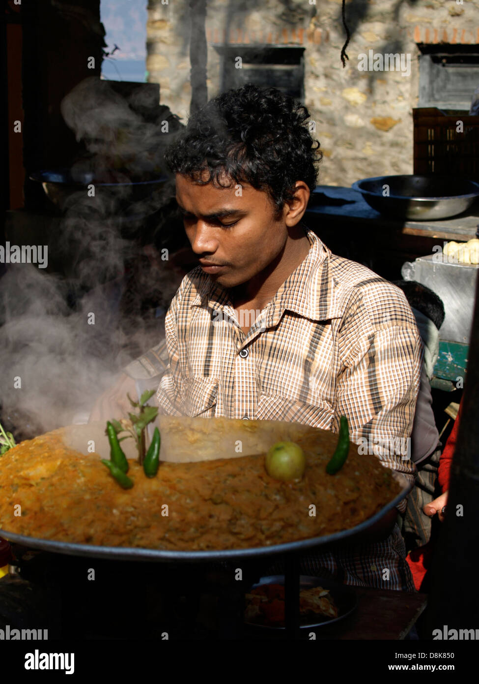 La cuisine asiatique Cuisine culture Népal Katmandou pokhara snack doux traditionnel vendeur de rue Banque D'Images