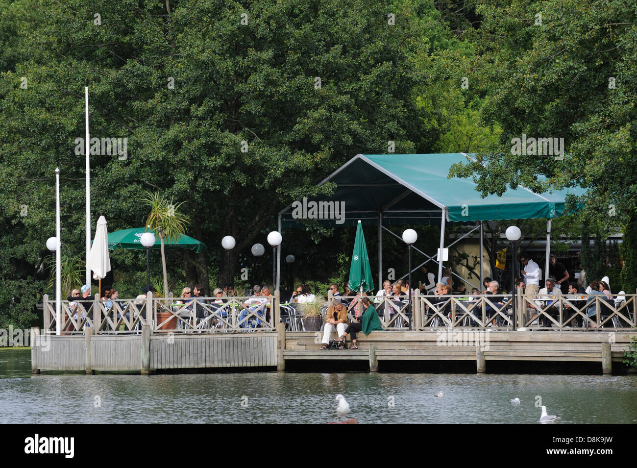 Café sur un lac dans le parc Slottsskogen, Göteborg, Suède Banque D'Images