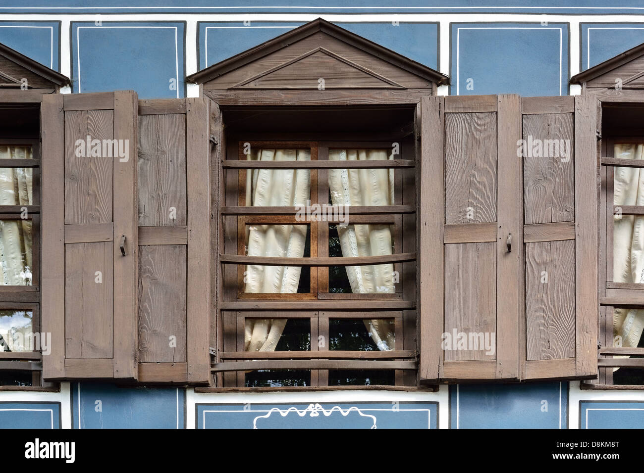 Vieille fenêtre, détail architectural d'une maison à Koprivshtitsa, Bulgarie Banque D'Images