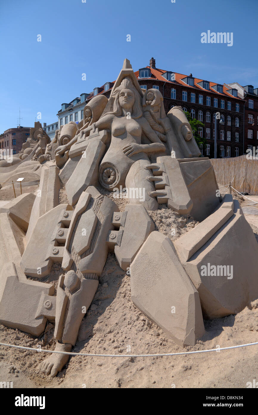 Copenhague, Danemark. Le 30 mai 2013. 17 sculptures de sable jusqu'à 10 mètres de hauteur construit à partir de 3 000 tonnes de sable de sable par 30 artistes internationaux sont à l'affiche jusqu'au 25 août à Havnegade dans le port de Copenhague dans l'un des plus spectaculaires événements sculptures de sable dans le nord de l'Europe. 'L'ingénierie inverse' par Guy-Oliver Deveau, Canada. L'histoire d'un humain créé par un robot. Avec cette scène Je veux déplacer le point de vue sur la dichotomie du logiciel/matériel et de l'esprit/corps. Ce qui le rend conscient. C'est sur l'exécution de logiciel ou sur nos pensées ? Credit : Niels Quist / Alamy Live News Banque D'Images