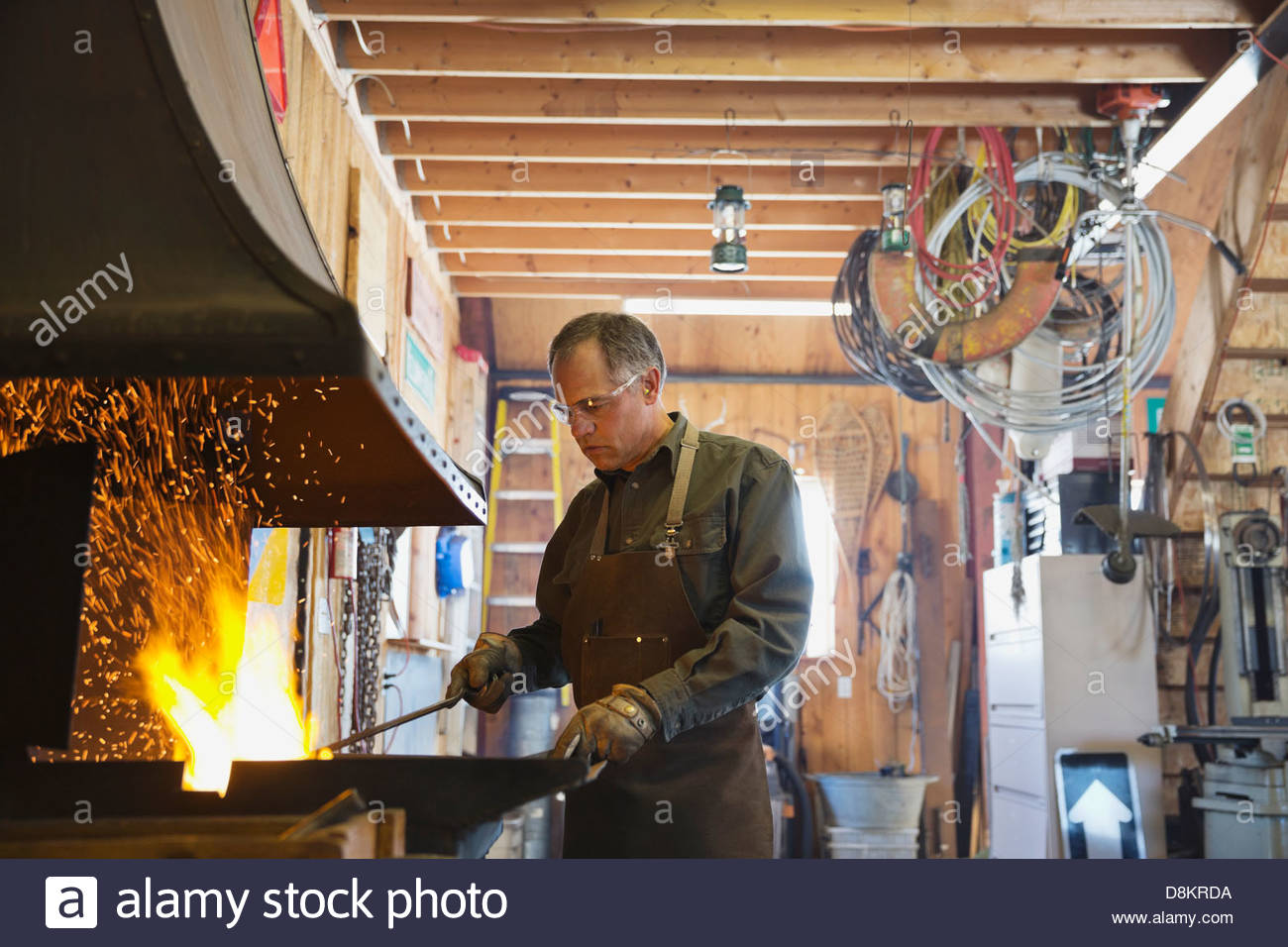 Travailler à la forge forgeron soudeur en atelier Banque D'Images