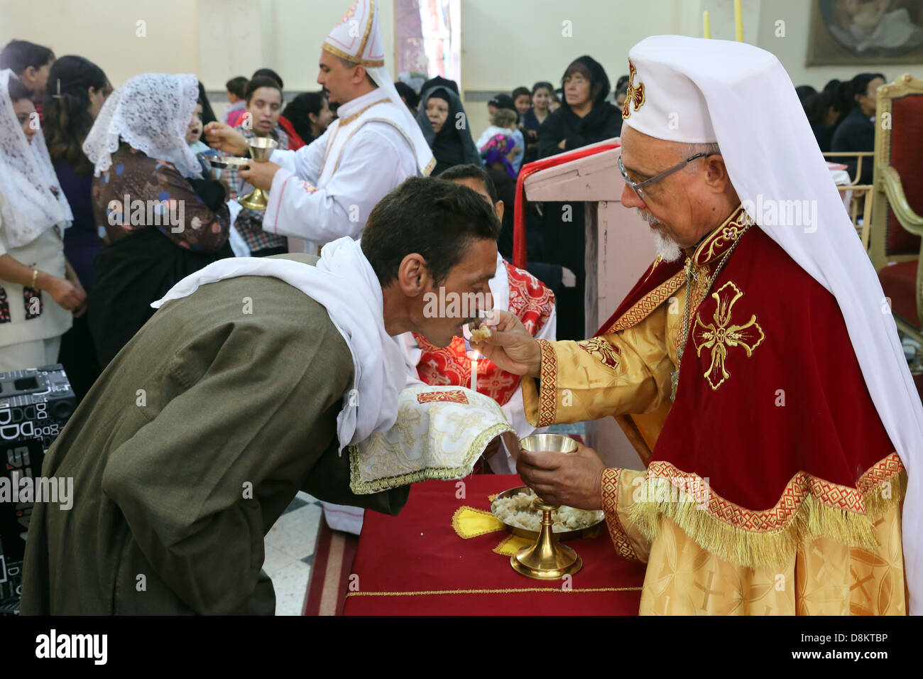 L'évêque copte catholique d'Assiout KYRILLOS WILLIAM diocèse lors d'un service religieux dans l'église, l'Egypte Al Ghanayem Banque D'Images