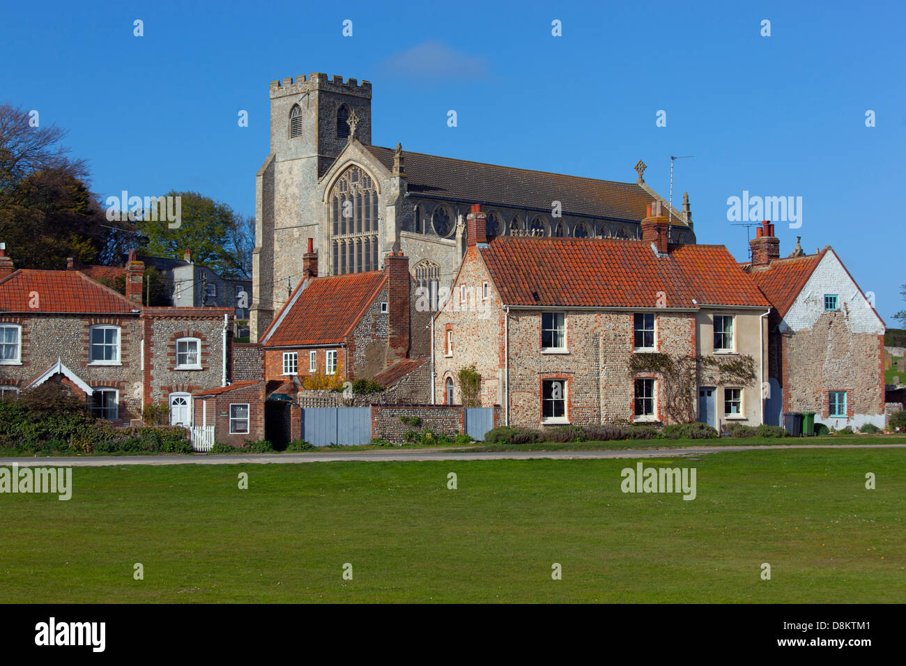 Le CLAJ Village Green et à l'église North Norfolk Banque D'Images