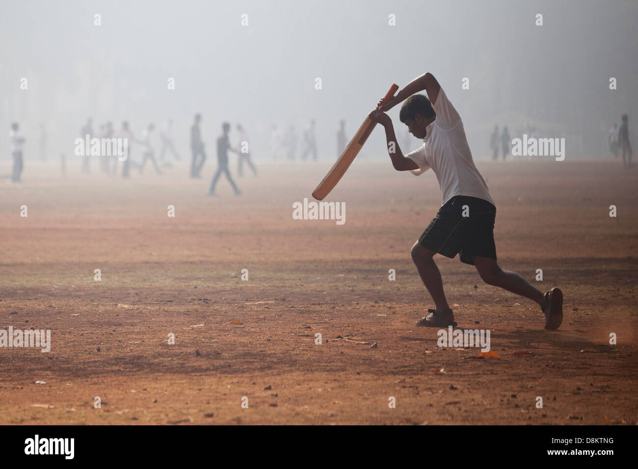 Les garçons à jouer au cricket à l'Oval Maidan à Mumbai, Inde Banque D'Images