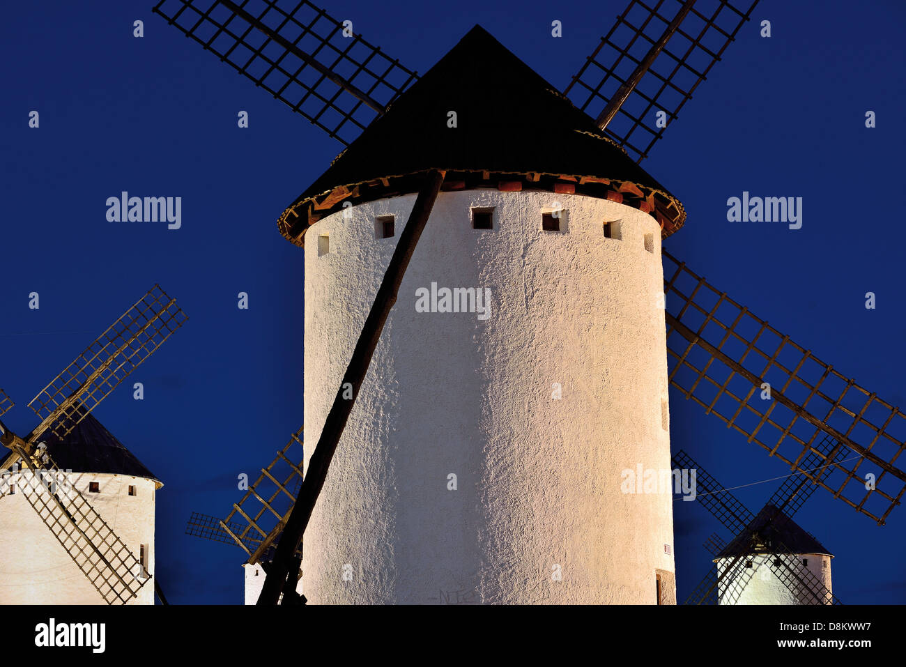 L'Espagne, Castille la Manche : vue nocturne de moulins à vent à Campo de Criptana Banque D'Images