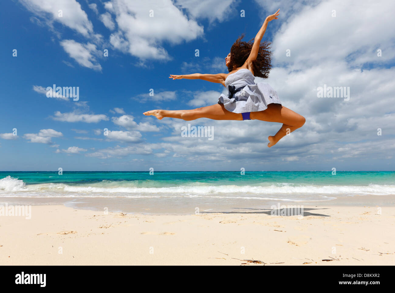 Femme Sauter Sur La Plage Banque De Photographies Et Dimages à Haute