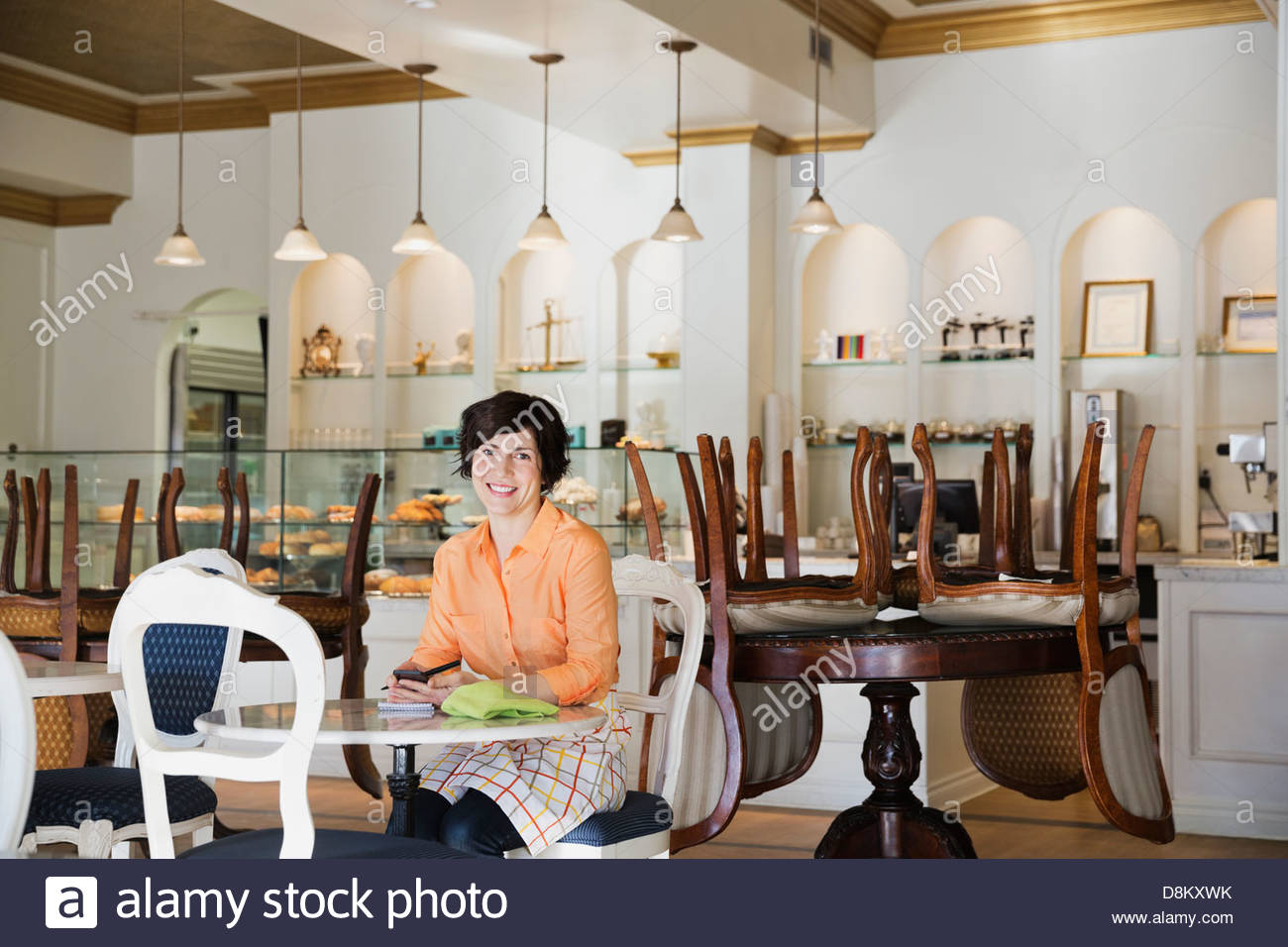 Portrait of female small business owner working in coffee shop Banque D'Images