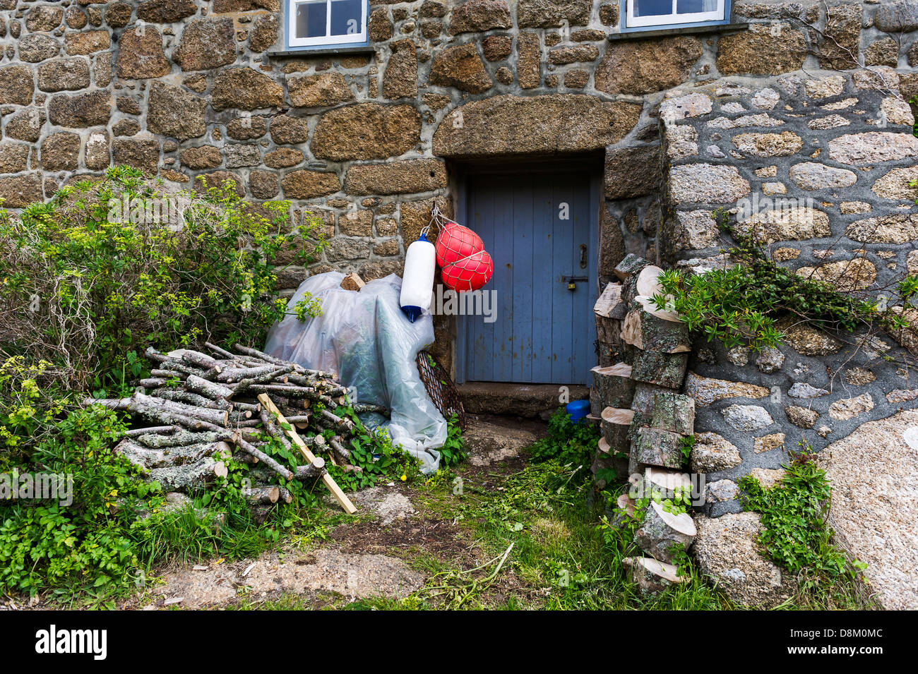 La porte d'un chalet traditionnel cornouaillais en Penberth. Banque D'Images