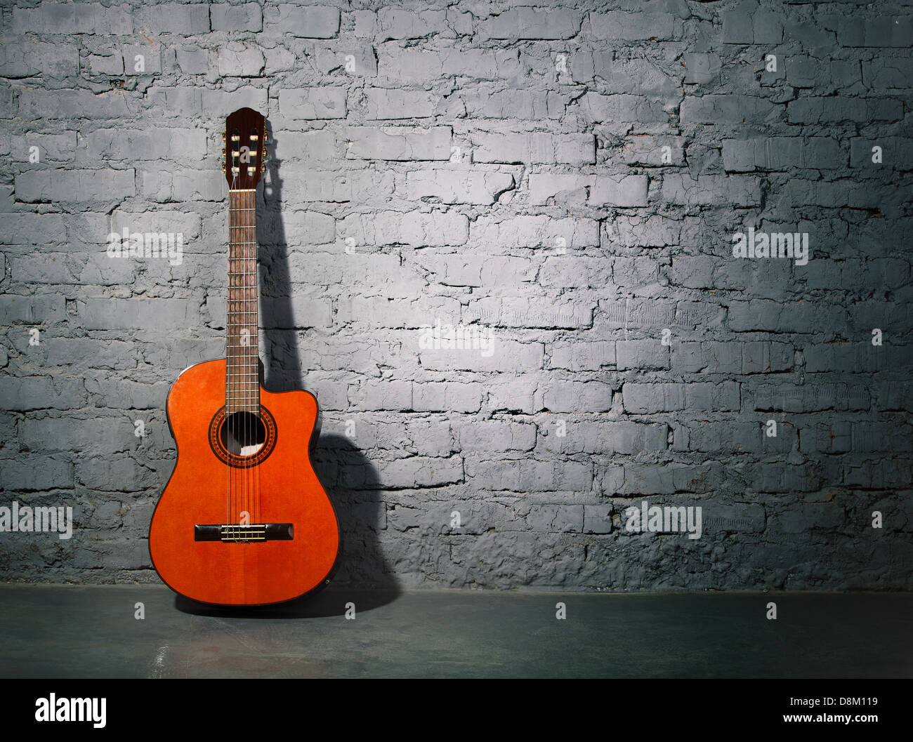 La guitare acoustique s'appuyant sur grungy wall Banque D'Images