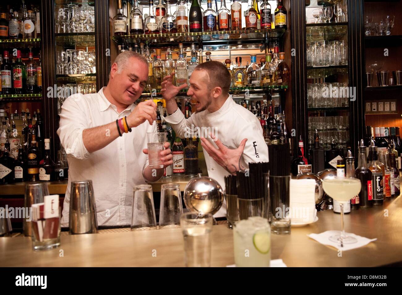 28 mai 2013 - Manhattan, New York, États-Unis - Directeur Doug TIROLA et STEVE SCHNEIDER, barman à principaux employés seulement et l'objet du documentaire ''Hey Bartender'' à 5 employés seulement sur Hudson Street. (Crédit Image : © Bryan Smith/ZUMAPRESS.com) Banque D'Images