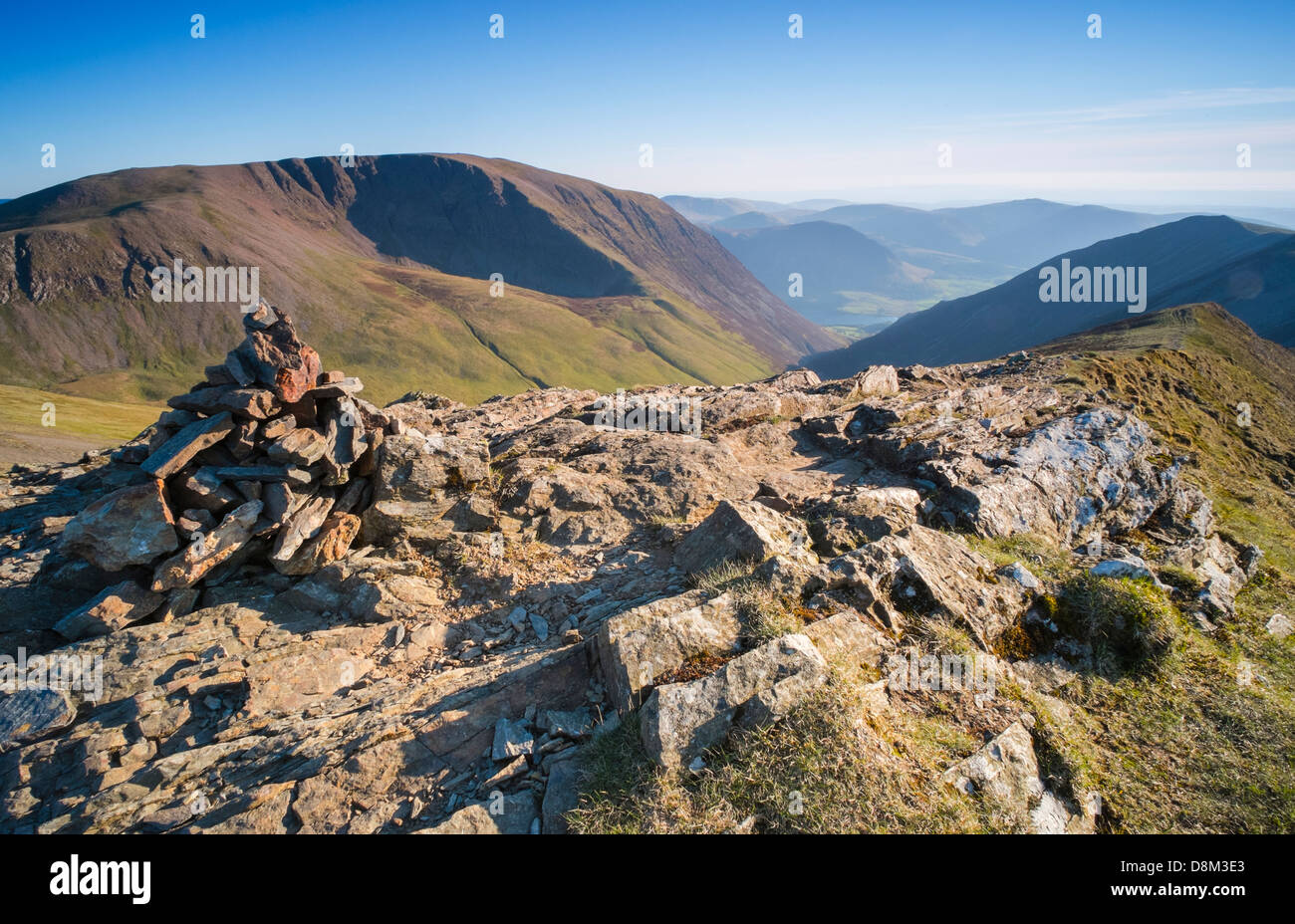 À Grasmoor Whiteside et vers le sommet de la tête de Hopegill au coucher du soleil dans le Lake District Banque D'Images