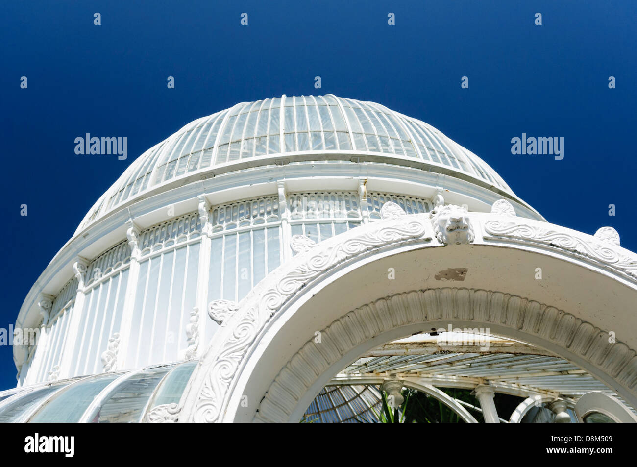 Extérieur de la plus ancienne fer-curviligne, bâtiment en verre de la Palm House dans les jardins botaniques, Belfast Banque D'Images