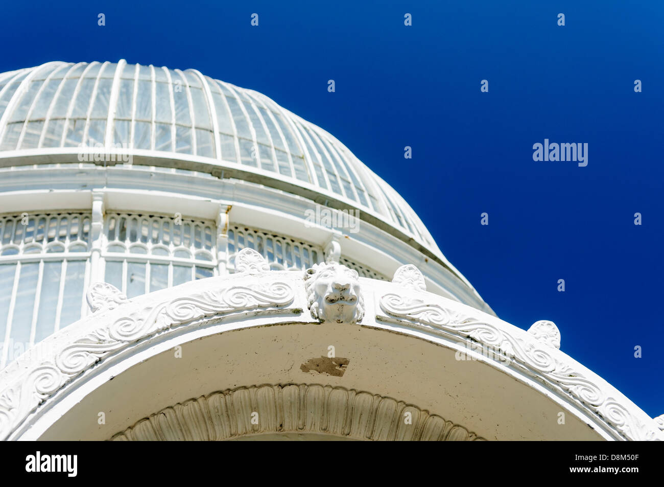 Extérieur de la plus ancienne fer-curviligne, bâtiment en verre de la Palm House dans les jardins botaniques, Belfast Banque D'Images