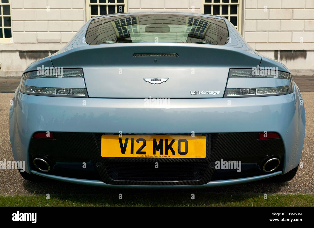 Vue arrière d'une Aston Martin V12 Vantage sur l'affichage à l'Old Royal Naval College de Greenwich. Banque D'Images