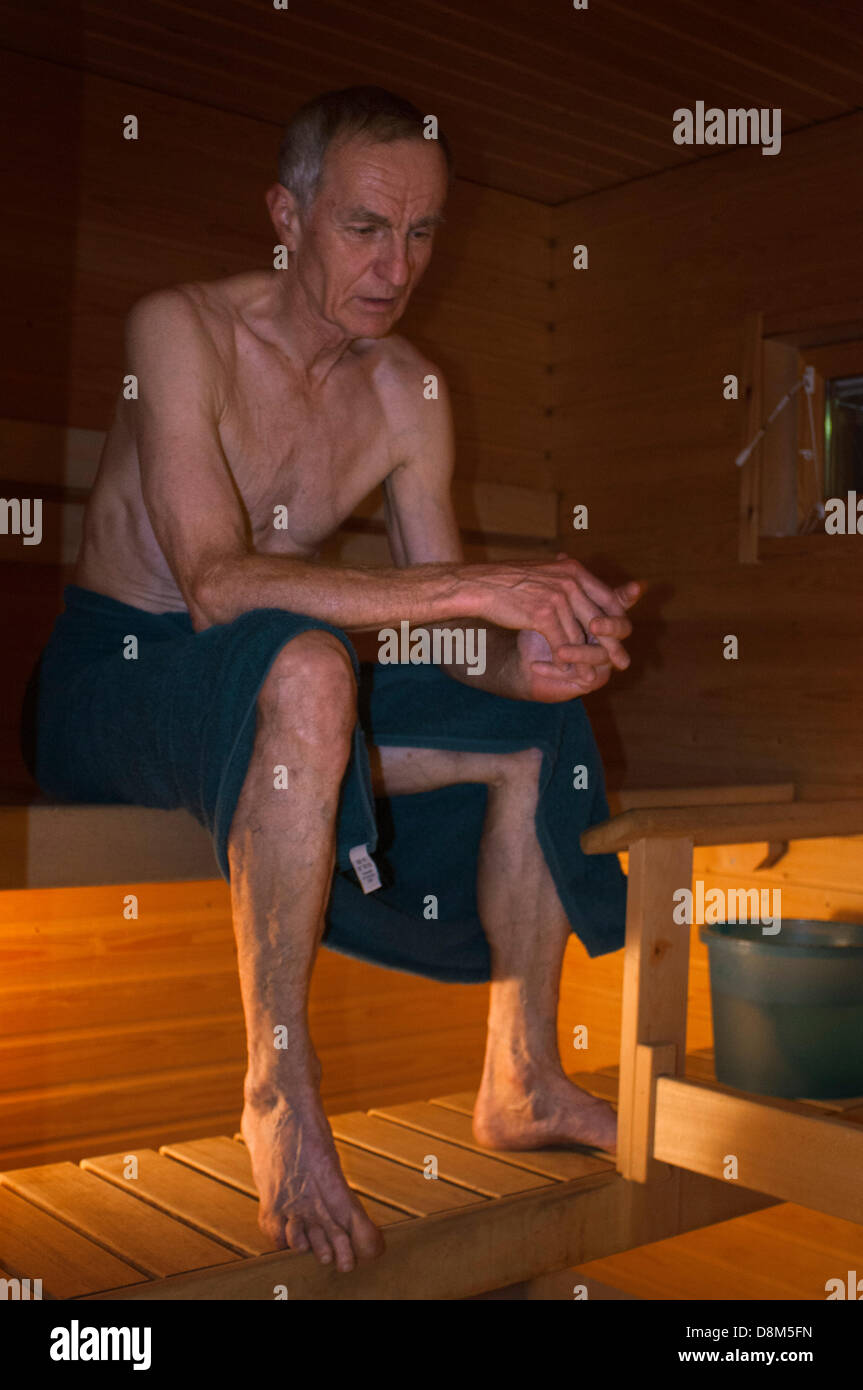 Helsinki. Soirée agréable sauna. Certaines familles d'Helsinki a organisé pour les visiteurs qui rencontre dans la ville et aussi vous apprendre à se retrouver dans cette maison familiale bénéficiant d''un snack-et prendre un sauna avec la famille à la maison. Dans http://www.cosyfinland.com site web est Banque D'Images