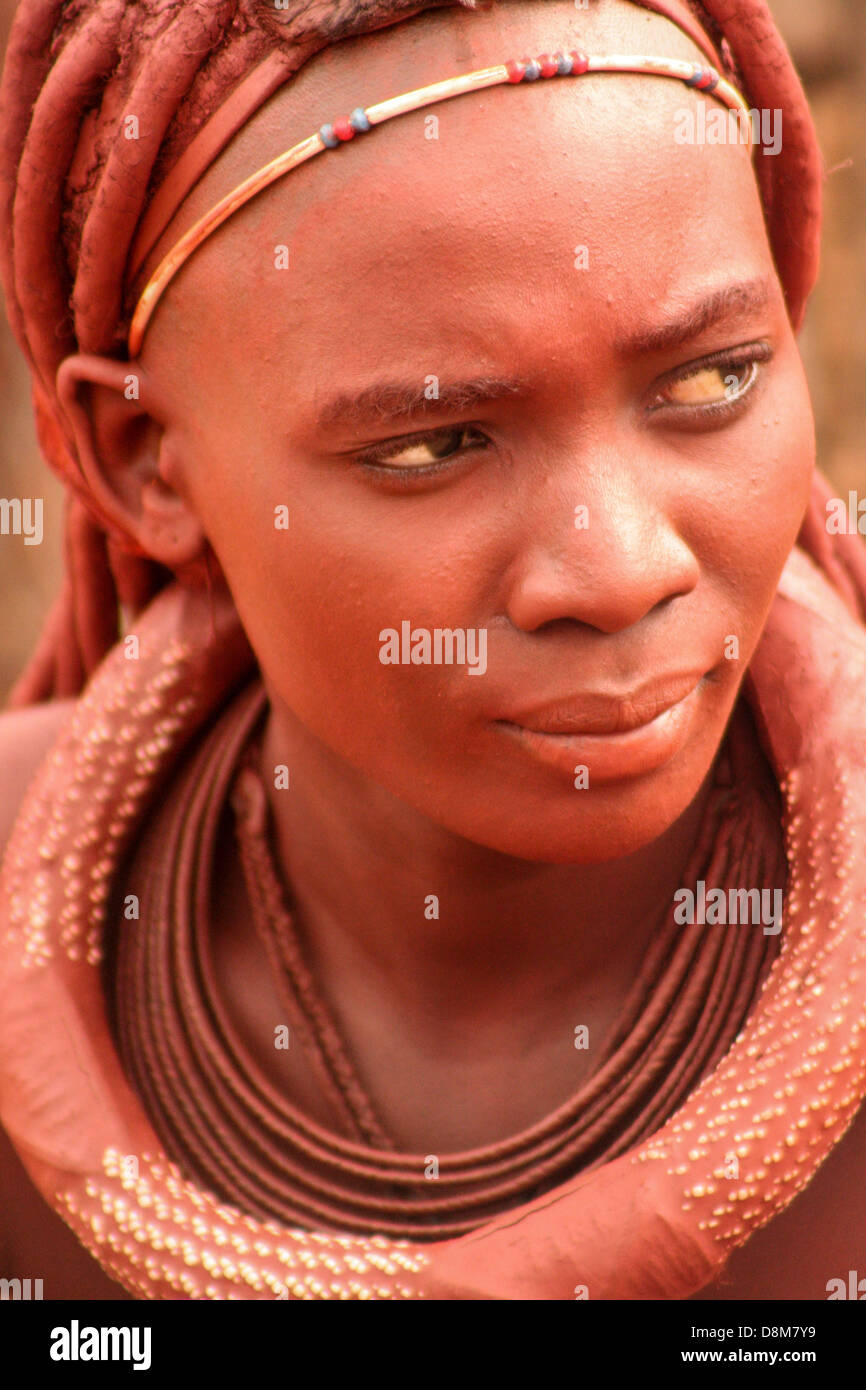 Une femme pensive forment la tribu Himba namibien Banque D'Images