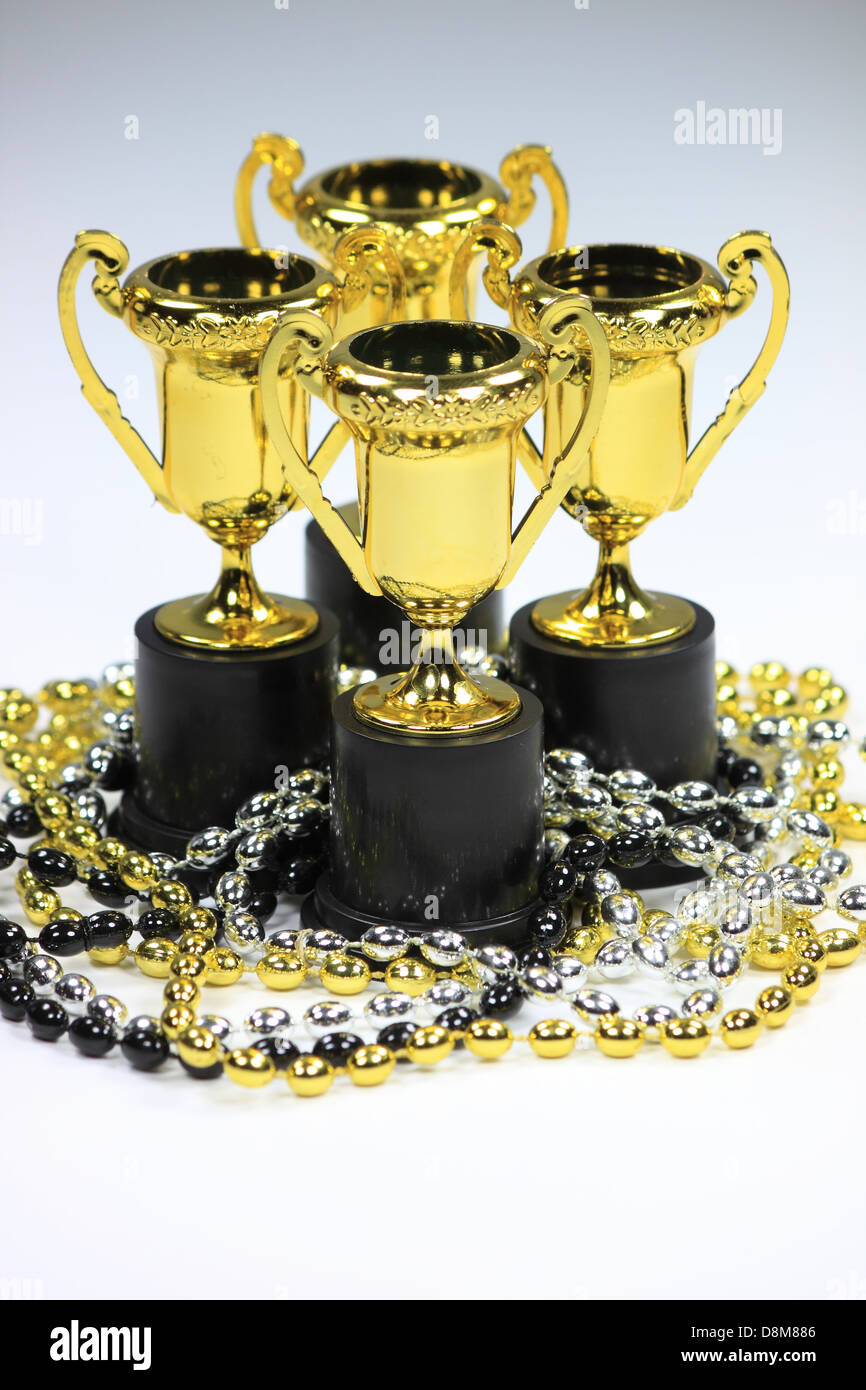 La Coupe du Trophée quatre avec de l'or, argent et noir perles de parti. Banque D'Images