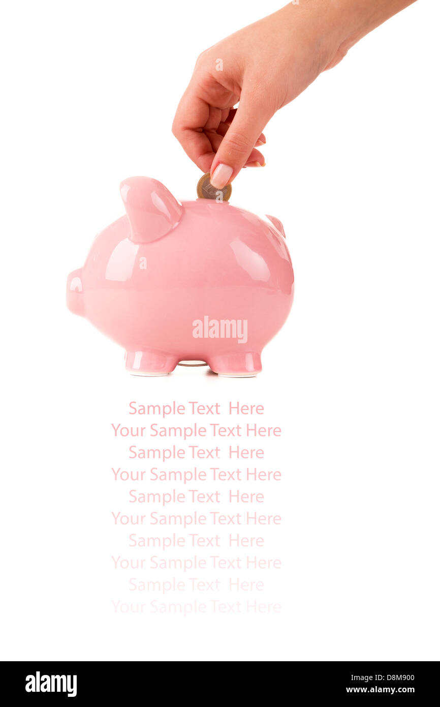 Mettre une main de femme pièce dans piggy bank Banque D'Images
