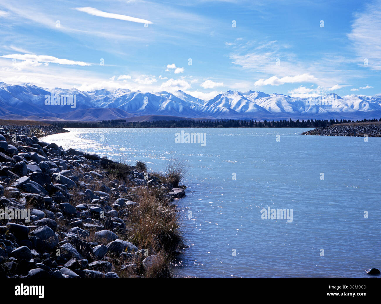 Sur le Lac Pukaki, parc national du Mont Cook (Aoraki), District de Mackenzie, région de Canterbury, île du Sud, Nouvelle-Zélande. Banque D'Images