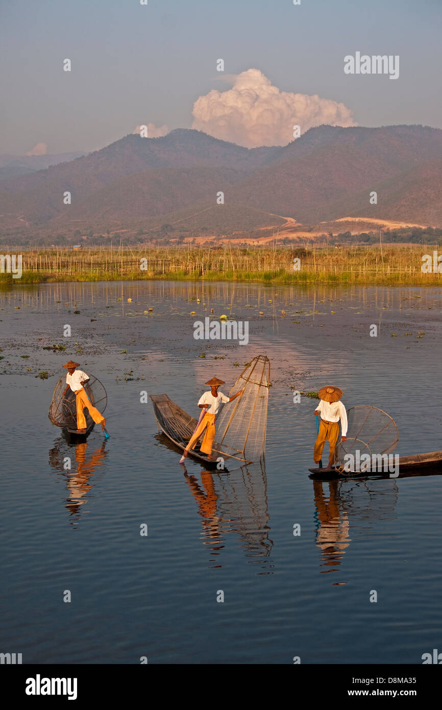 Leg-pêcheur rameur sur le lac Inle, l'État de Shan, Myanmar. Banque D'Images