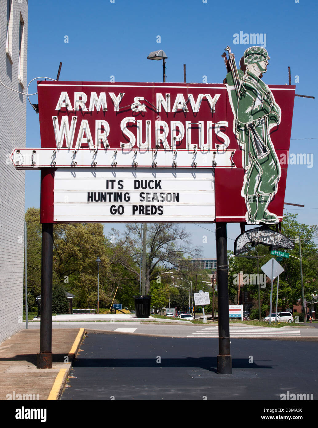 Vintage Army Navy War surplus Store signe à Nashville, Tennessee, un rappel nostalgique des magasins de fournitures militaires classiques à travers l'Amérique. Banque D'Images