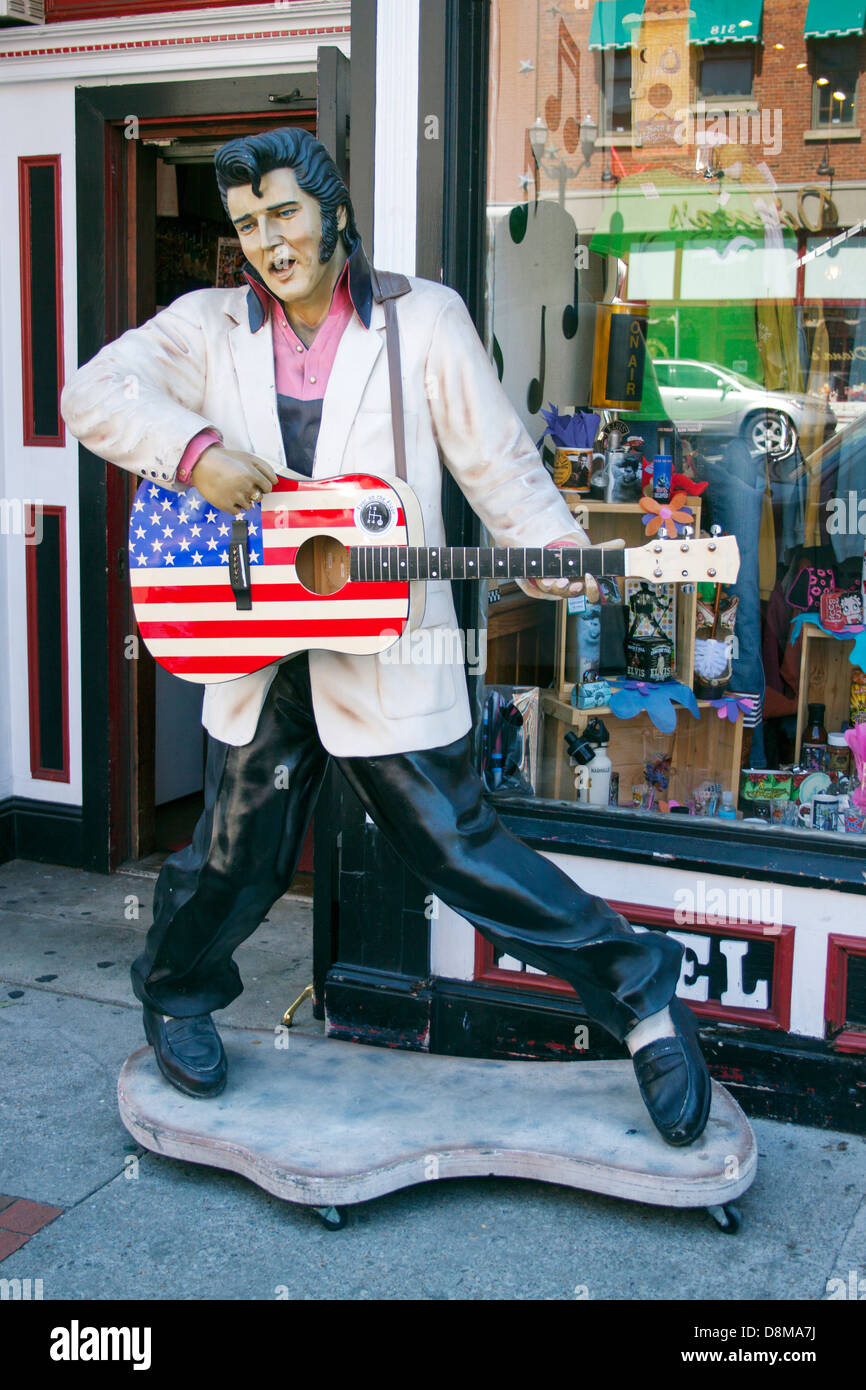 Statue d'Elvis Presley à Nashville, Tennessee, honorant le roi du Rock and Roll et son influence durable sur l'histoire de la musique américaine. Banque D'Images