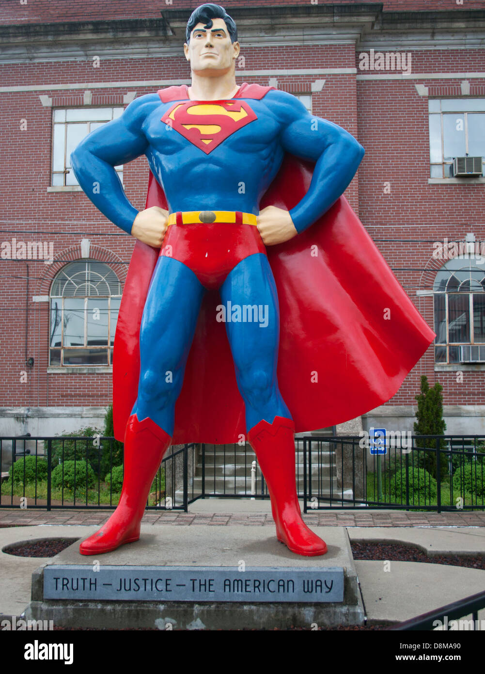 Statue de Superman à Metropolis, Illinois - debout fièrement comme le gardien de bronze du héros de la ville natale dans sa « maison » étoilée. Banque D'Images Statue de Superman à Metropolis, Illinois - debout fièrement comme le gardien de bronze du héros de la ville natale dans sa « maison » étoilée. Banque D'Images