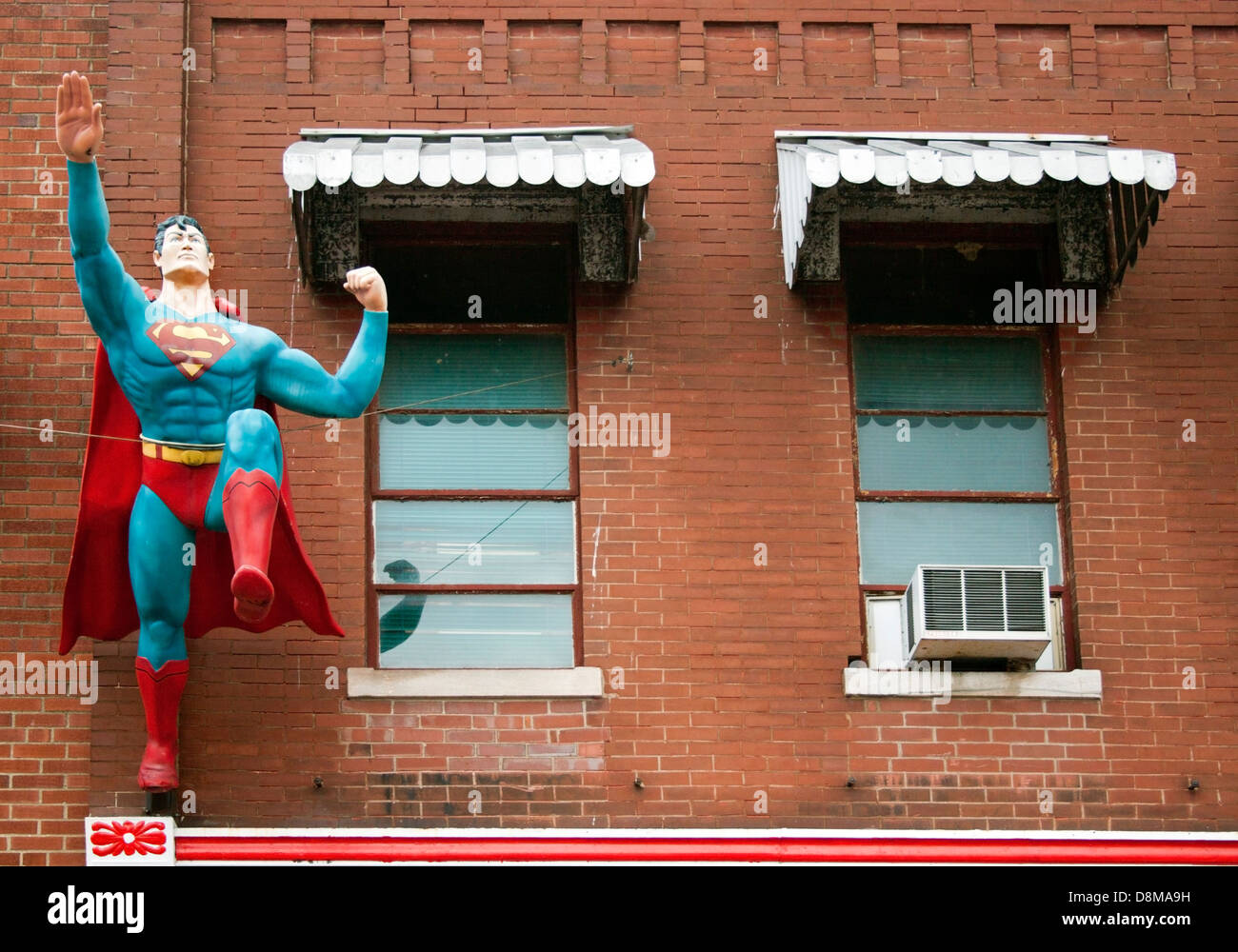 Statue de Superman devant le Super Museum de Metropolis, Illinois, debout dans la ville natale officielle de l'homme d'acier. Banque D'Images