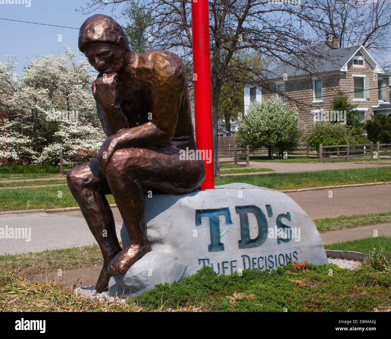 Réplique de statue de Bronze Thinker à Owensboro, Kentucky - un hommage au chef-d'œuvre emblématique de Rodin exposé comme art public dans un cadre paisible de parc. Banque D'Images