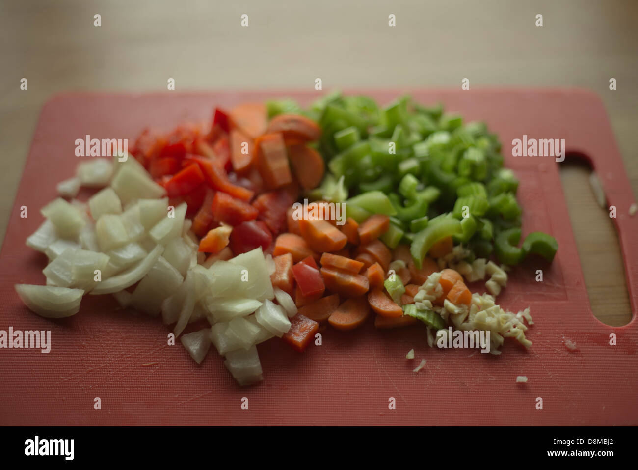 Légumes hachés sur une planche à découper Banque D'Images