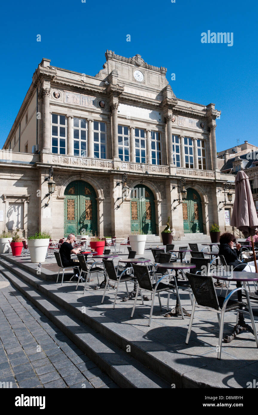 Tables de café à l'extérieur du théâtre de Béziers à la tête de l'Allee Paul Riquet Banque D'Images