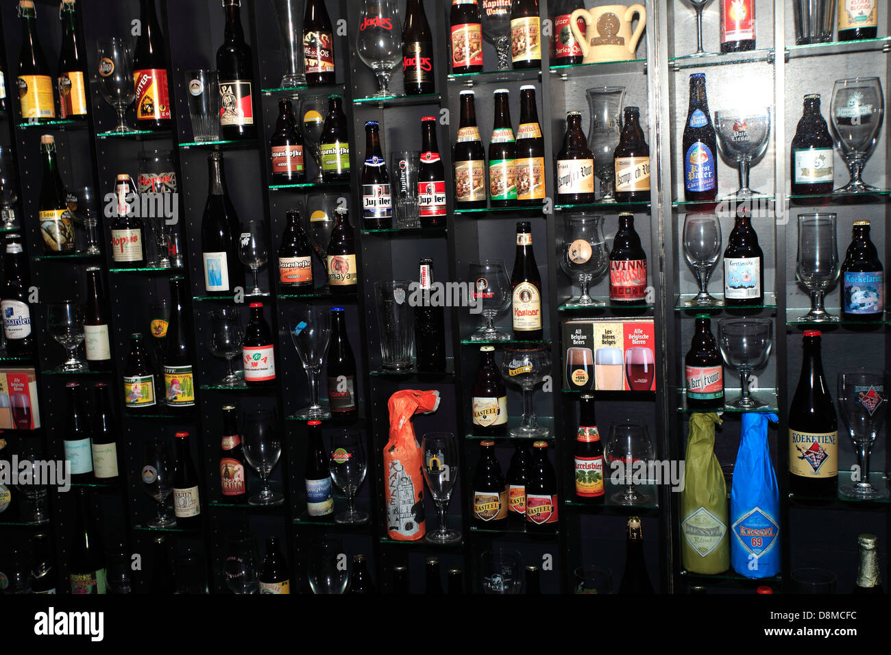 Mur de bière belge, shop, Ville de Bruges, Flandre occidentale dans la région flamande de Belgique. Banque D'Images