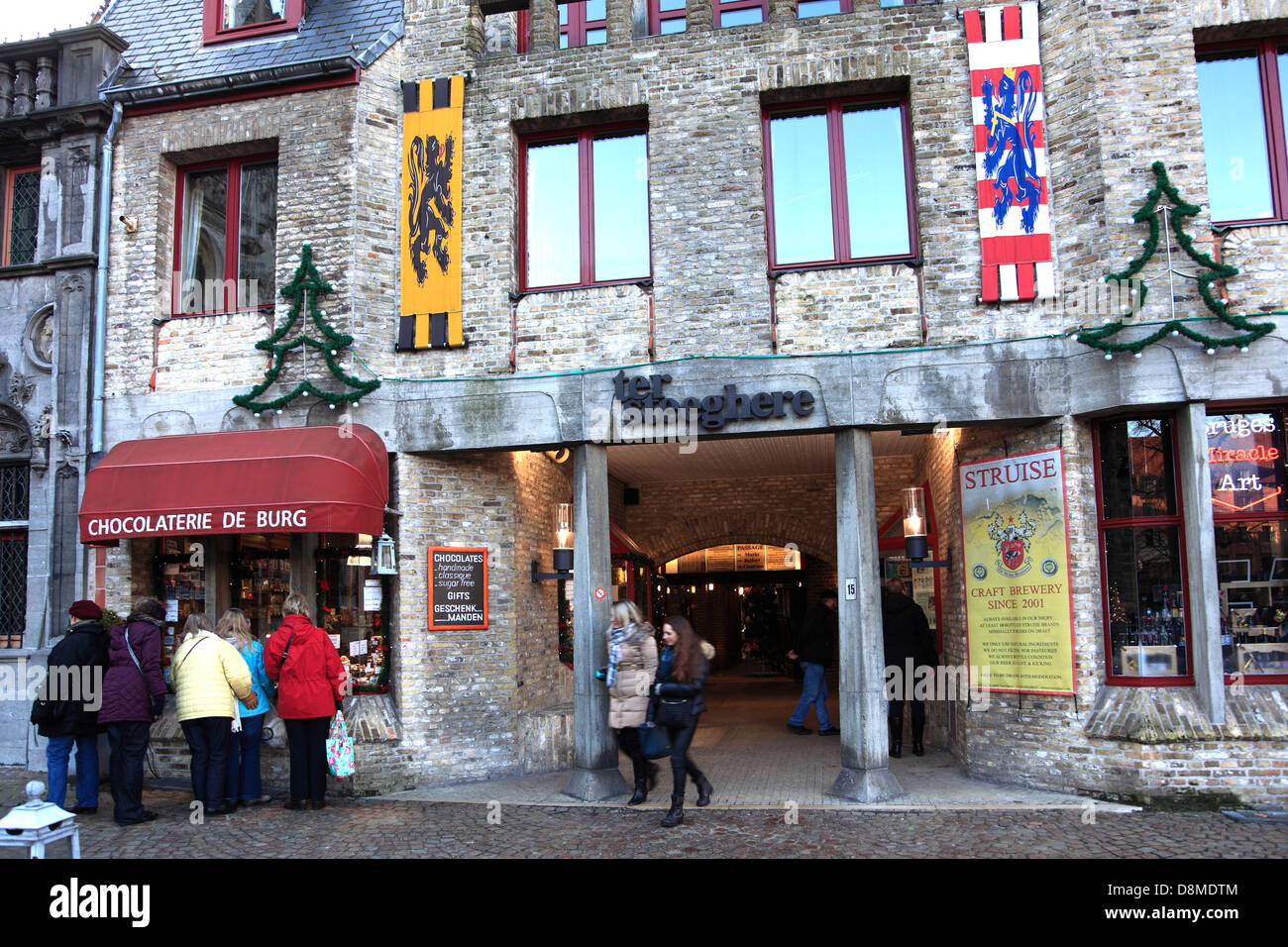 Affichage de vitrine chocolat belge à l'époque de Noël, place du marché, la ville de Bruges, Flandre occidentale dans la région flamande de Belgi Banque D'Images