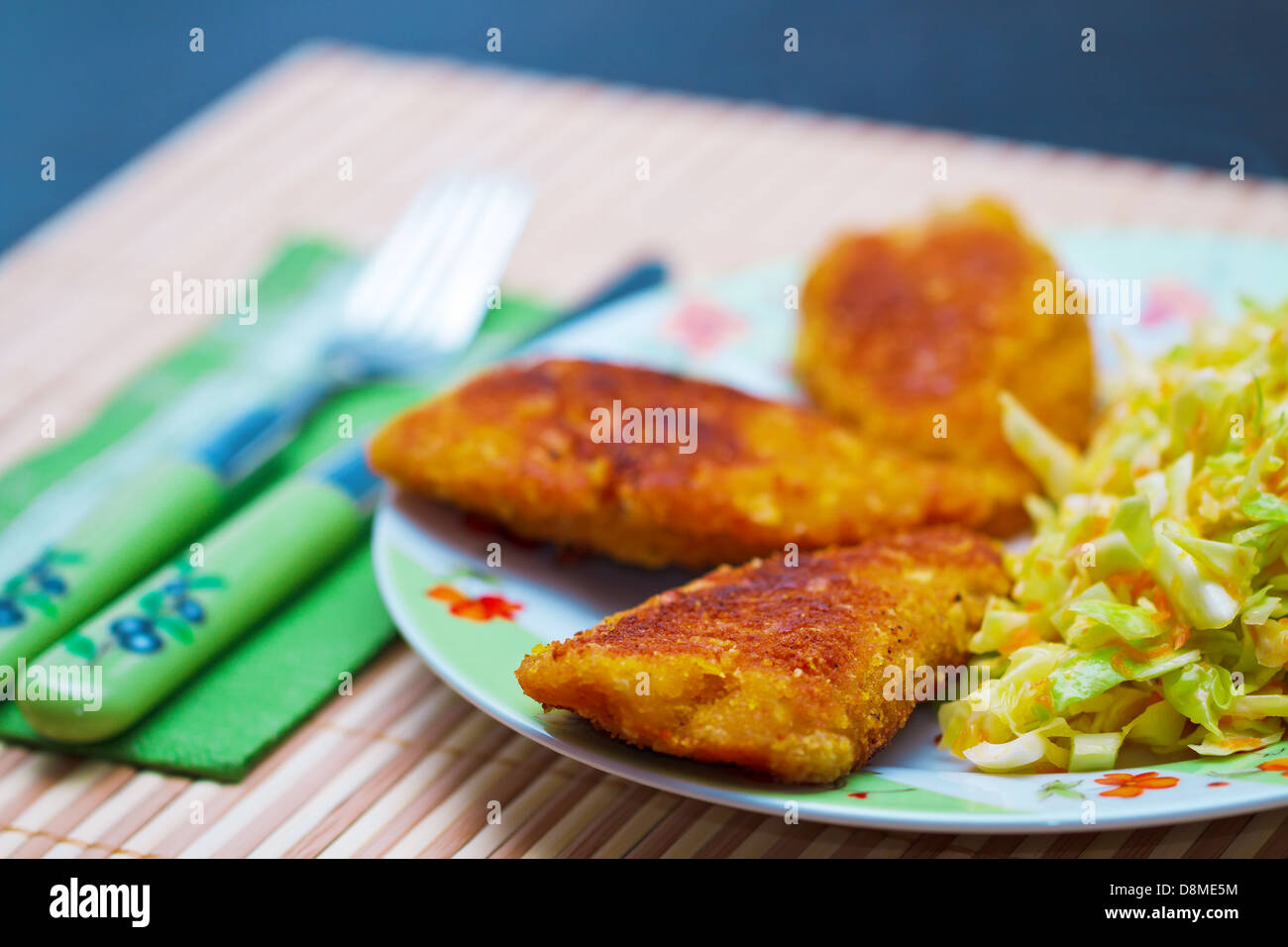 La viande de poulet panés avec une salade verte Banque D'Images