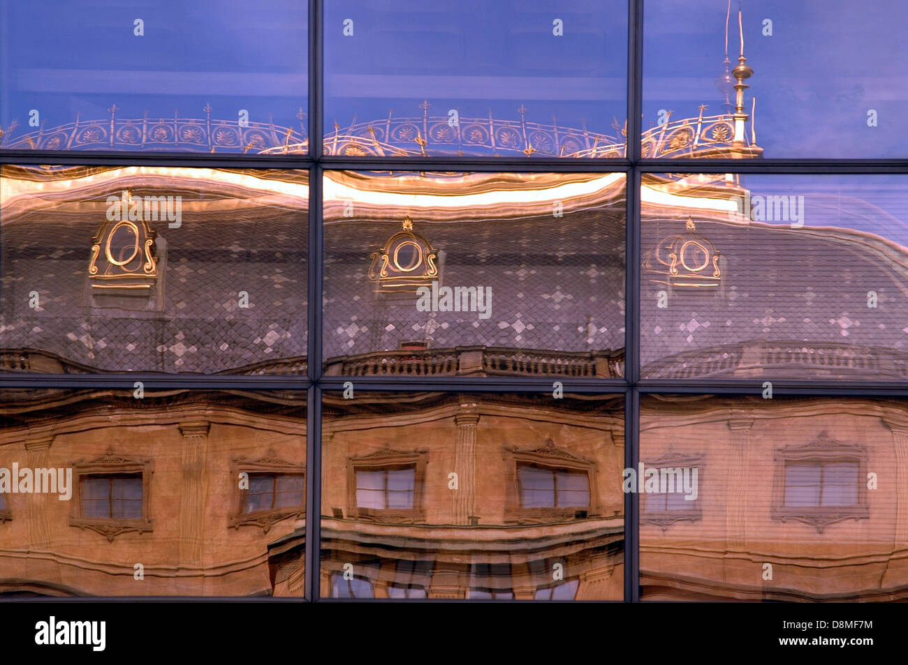 La réflexion du Théâtre National Narodni Divadlo sur la nouvelle étape de la Scena vitré auditorium building Prague Praha République Tchèque Banque D'Images