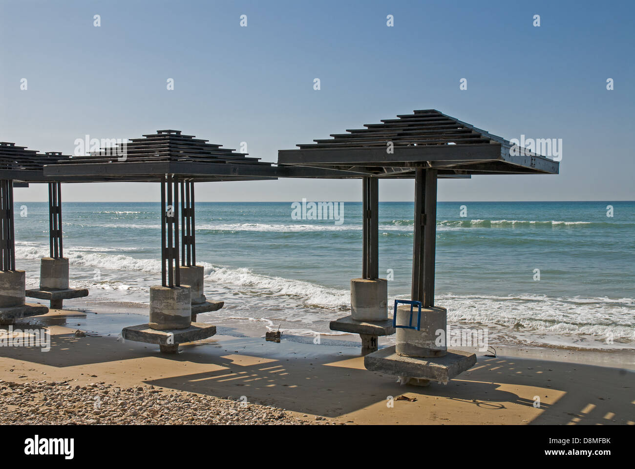 Des parasols sur une plage à Haïfa, Israël Banque D'Images
