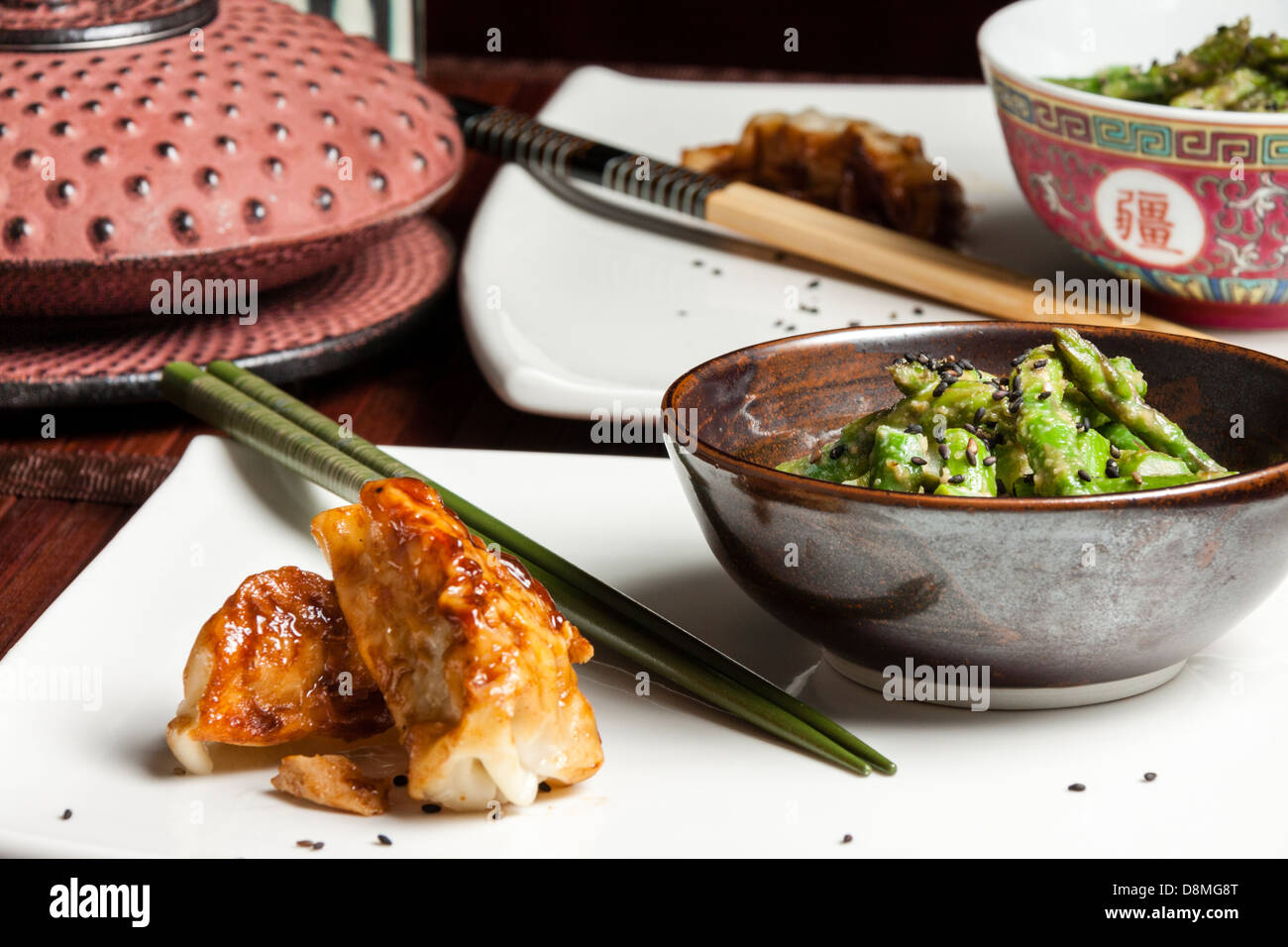 Les Asperges Salade sésame, de style japonais, avec pot de thé japonaise et potstickers, horizontal Banque D'Images