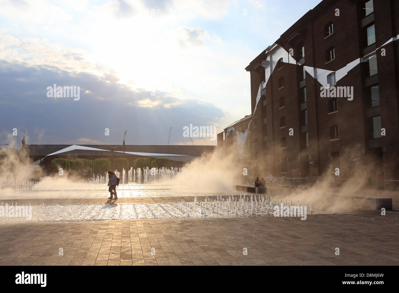 Londres, Royaume-Uni. Le 31 mai 2013. Une soirée d'été sur la place du grenier NC1, à Kings Cross en face de Central St Martin's School of Art. personnes ont apprécié le spectacle des fontaines et de la vapeur, rétroéclairé par le soleil. Credit : Monica Wells/Alamy Live News Banque D'Images