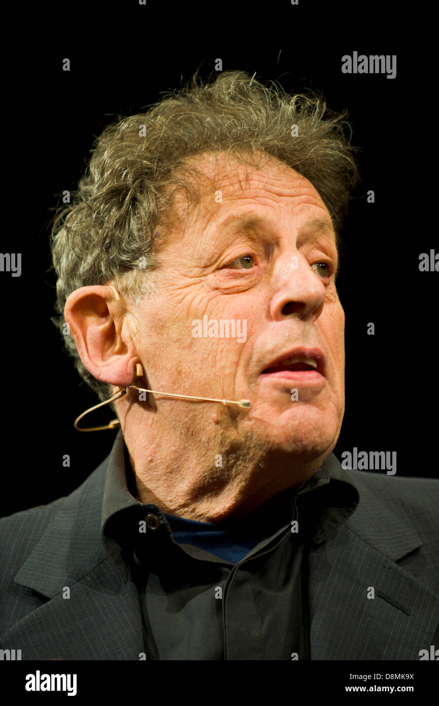 Philip Glass, compositeur américain parle de son travail sur la scène du Festival 2013 Hay Hay-on-Wye Powys Pays de Galles UK Banque D'Images