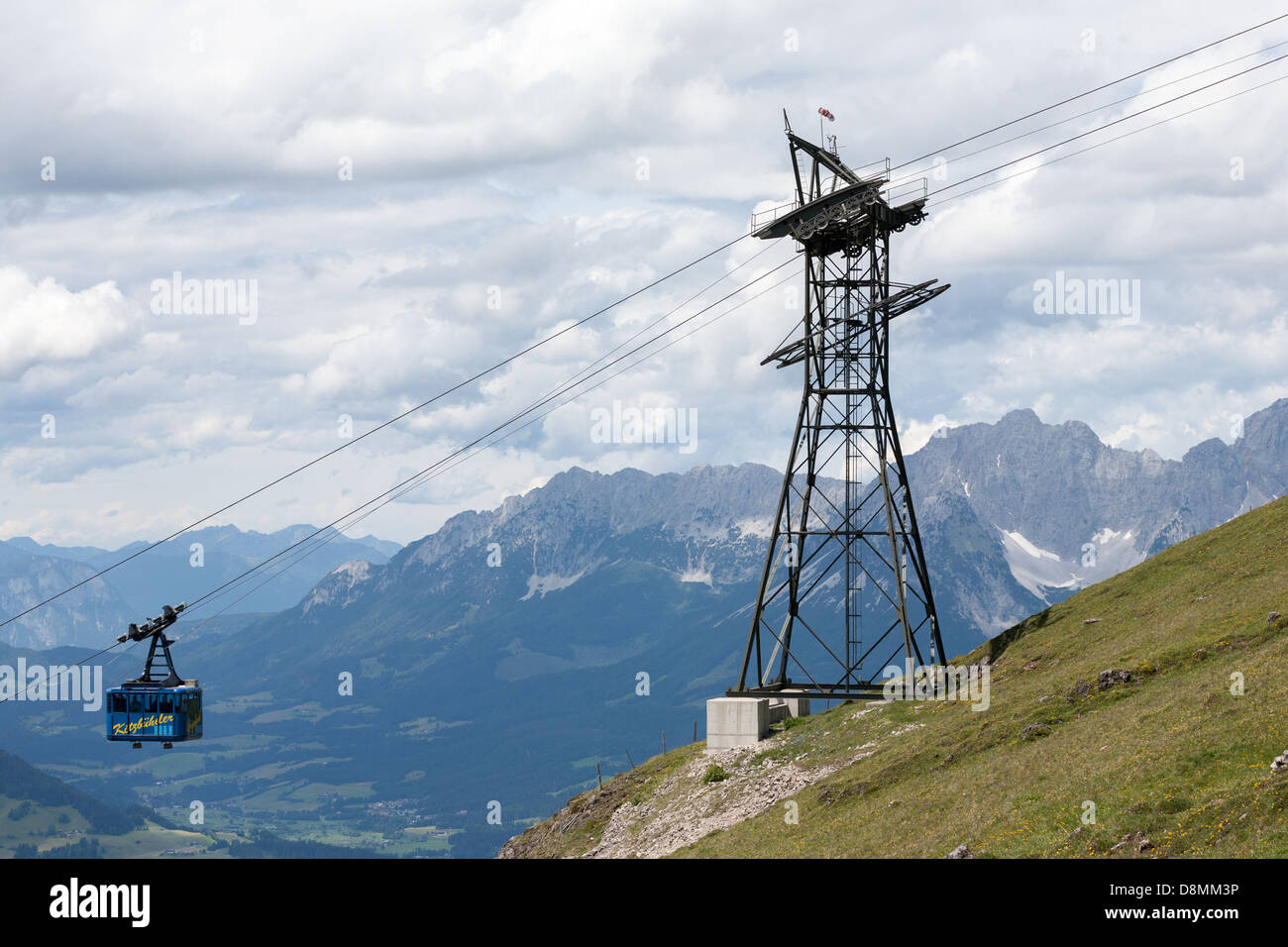 Le téléphérique Kitzbüheler Horn, Kitzbühel, la région autrichienne du Tyrol. Les montagnes à l'arrière droite sont la gamme de Wilder Kaiser Ellmau, près de Salzbourg Banque D'Images
